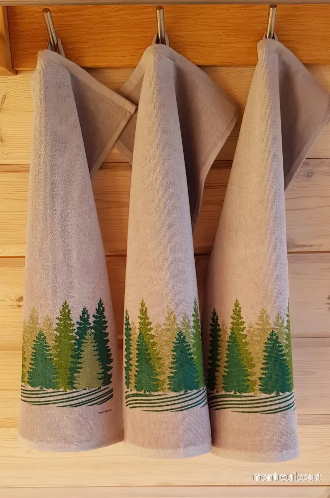Handdukar i frotté material ca 30 x 50 cm. 3 styck med gran motiv.