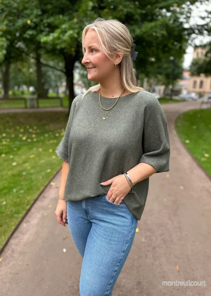 MARTA – STICKAD TRÖJA 5003 – MILITARY