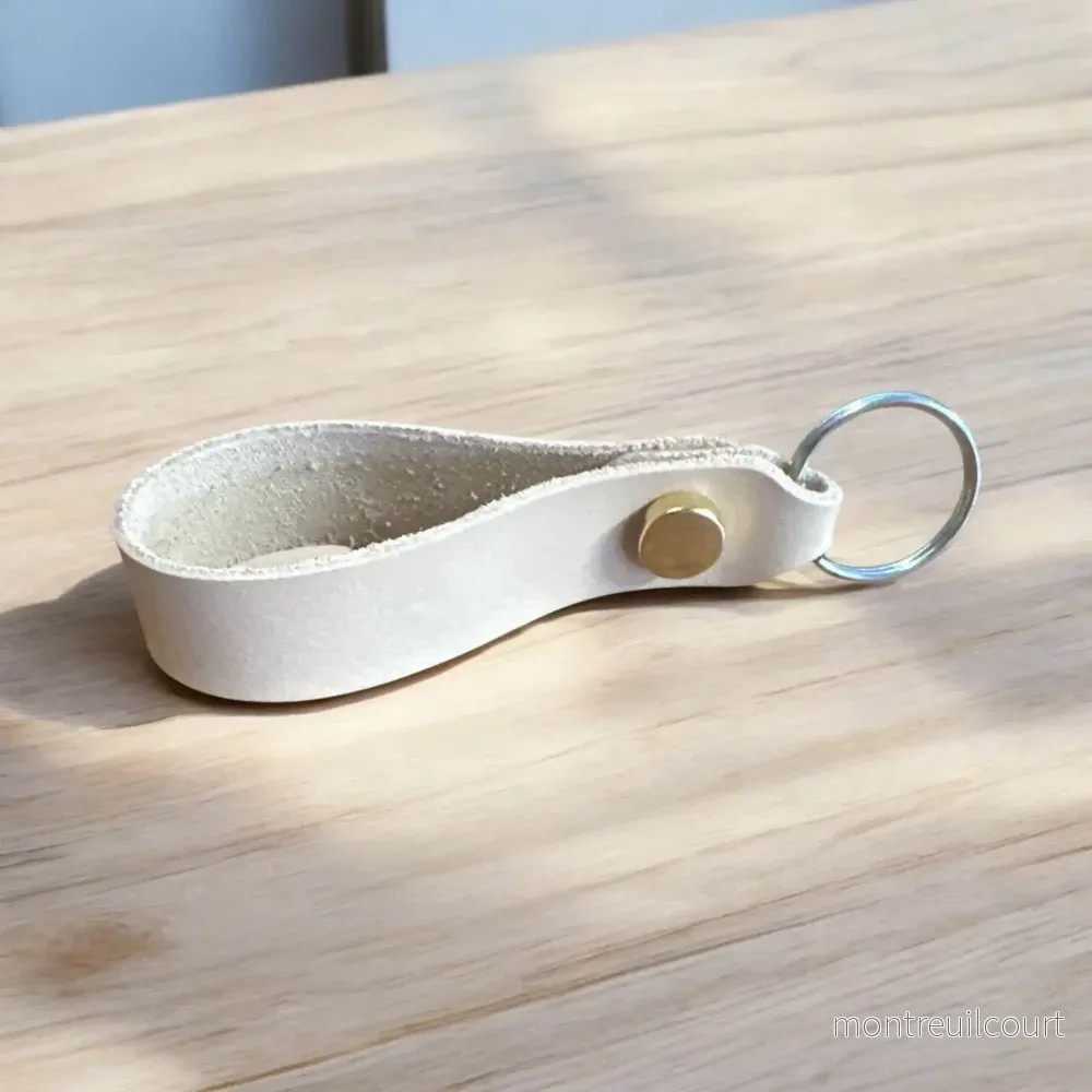 Pipställ med Nyckelring i Läder – Elegant och Praktiskt Förvaring av Din Pipa Pipställ med Nyckelring i Läder – Elegant och Praktiskt Förvaring av Din Pipa