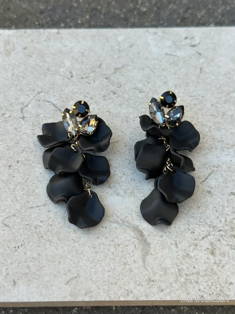 BOW19DETAILS – LEAF STONE EARRINGS – BLACK