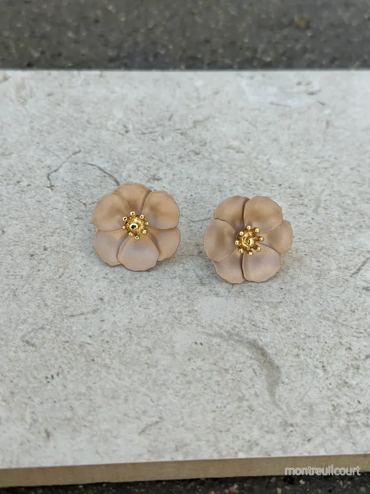 BOW19DETAILS – FLOWER SMALL EARRINGS – PEARL BEIGE BOW19DETAILS – FLOWER SMALL EARRINGS – PEARL BEIGE