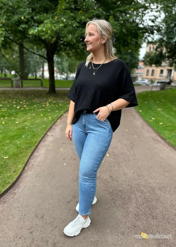 MARTA – STICKAD TRÖJA 5003 – BLACK