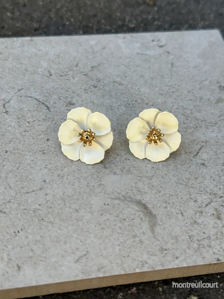 BOW19DETAILS – FLOWER SMALL EARRINGS – LIGHT BUTTER YELLOW/COCOS