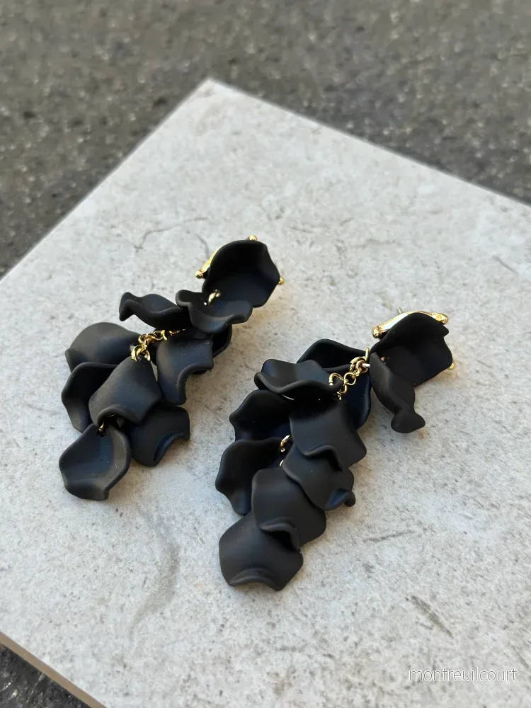BOW19DETAILS – LEAF EARRINGS MINI – BLACK
