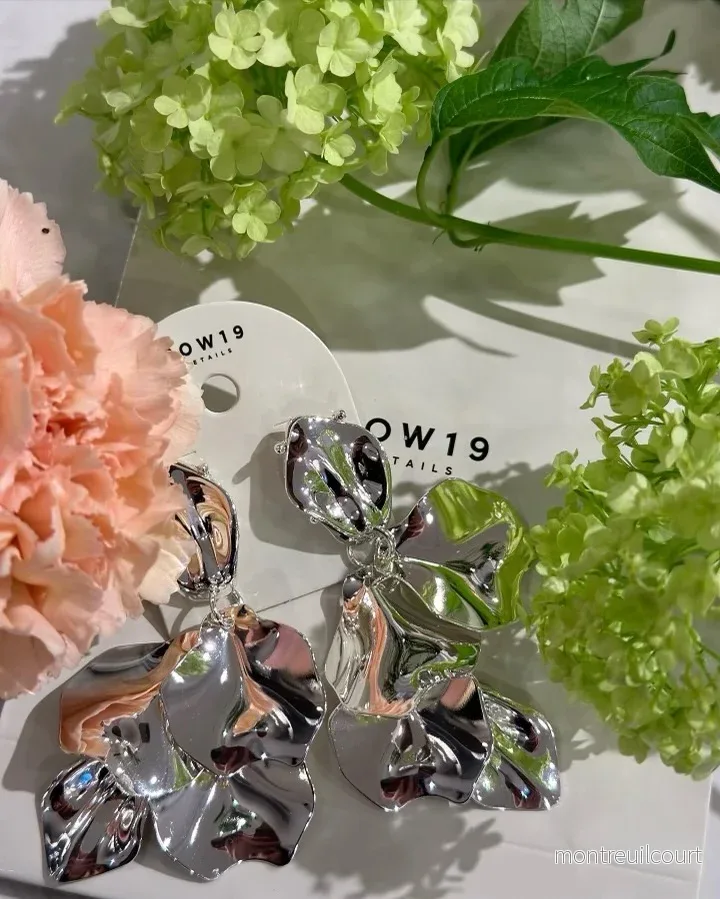 BOW19 DETAILS – LEAF EARRINGS – METALLIC SILVER