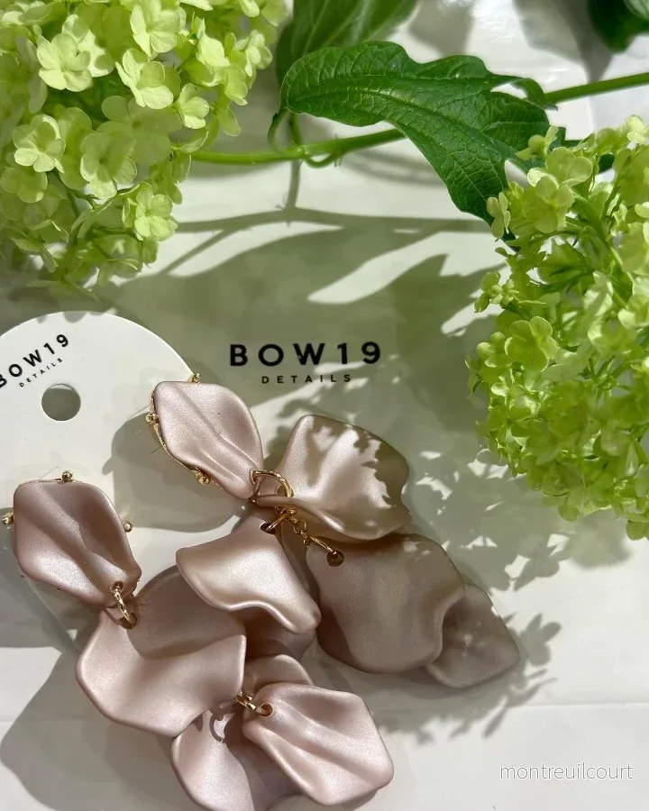 BOW19 DETAILS – LEAF EARRINGS – NOUGAT