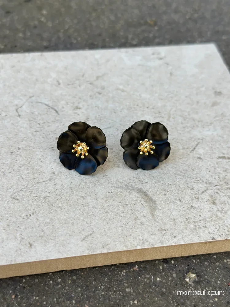 BOW19DETAILS – FLOWER SMALL EARRINGS PEARL – BLACK