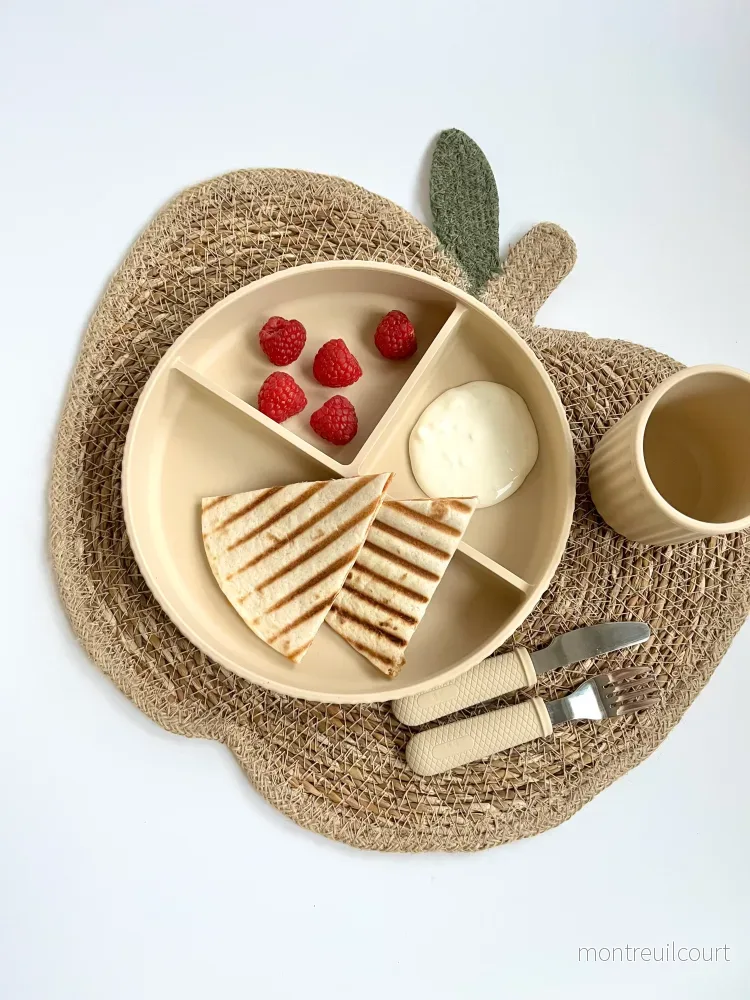 Barntallrik i silikon med sugpropp – Almond