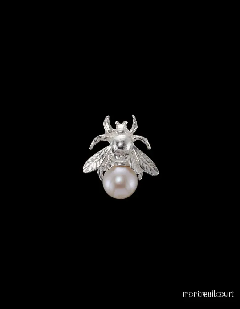 BUMBLEBEE PEARL EAR STUD