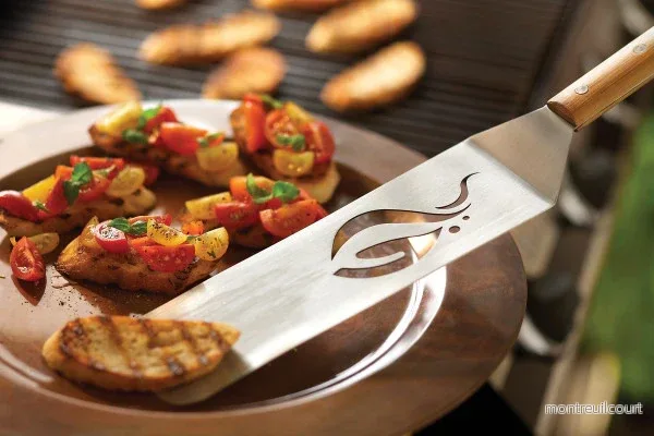 Smal grillspade med mönstrat huvud Smal grillspade med mönstrat huvud